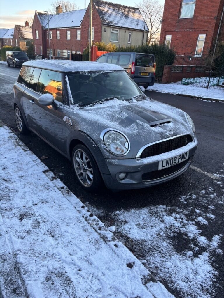 This 2008 Mini Cooper S Clubman is a fantastic choice for anyone looking for a high-performance vehicle with ample space. With its 1.6 engine size and an impressive 170 horse power