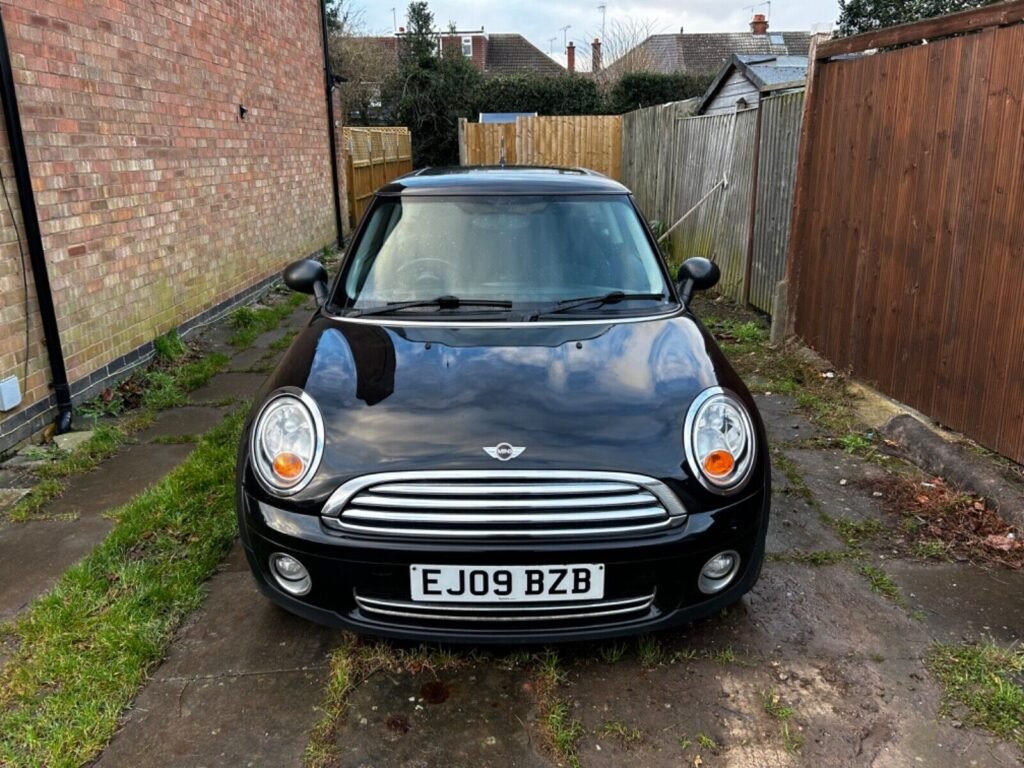 This 2009 Mini Hatchback 1.4 One 3dr is a stunning black 3 door hatchback with a manual transmission. It has been driven for 75000 miles