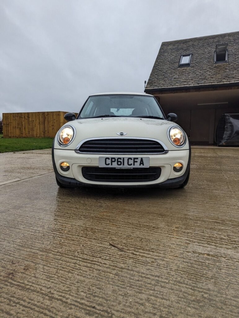 This 2011 Mini One Hatchback is a stylish and reliable car that will make your daily commutes a breeze. With a 1.6 petrol engine and manual transmission