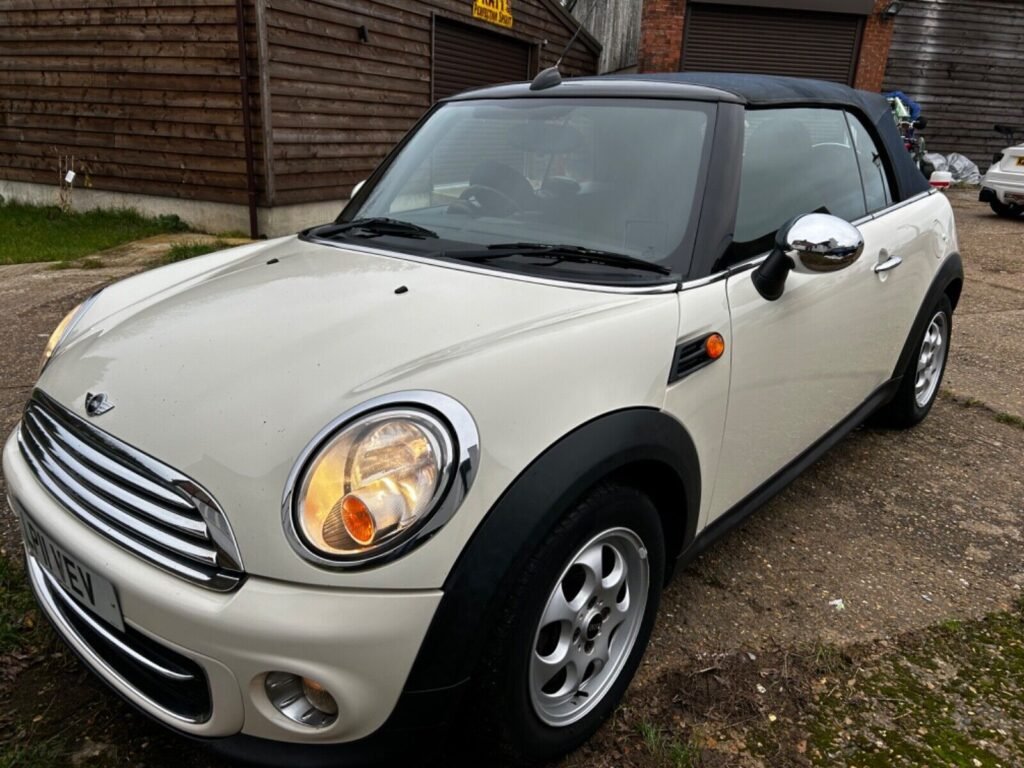 Lovely little cooper convertibleFull service history Heated seatsCruise control2 keysFull book pack Brought from tring mini Drives very well