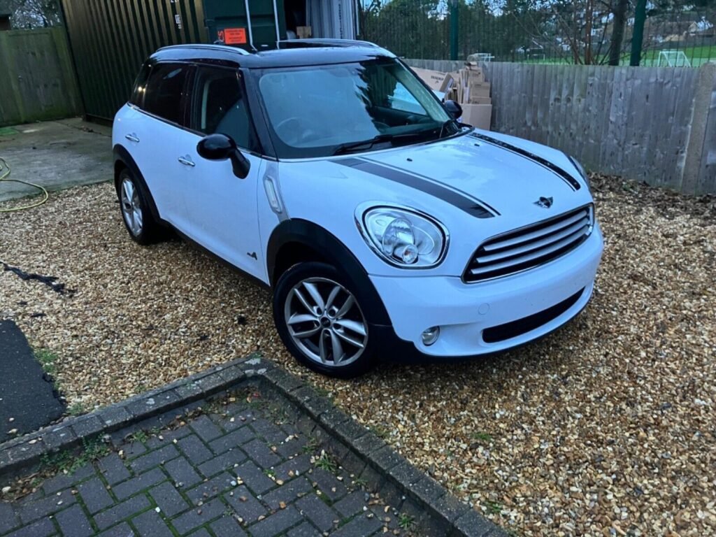 This Mini Countryman All 4 2012 is a great find for those in search of a car for spares or repair. With a hatchback body type