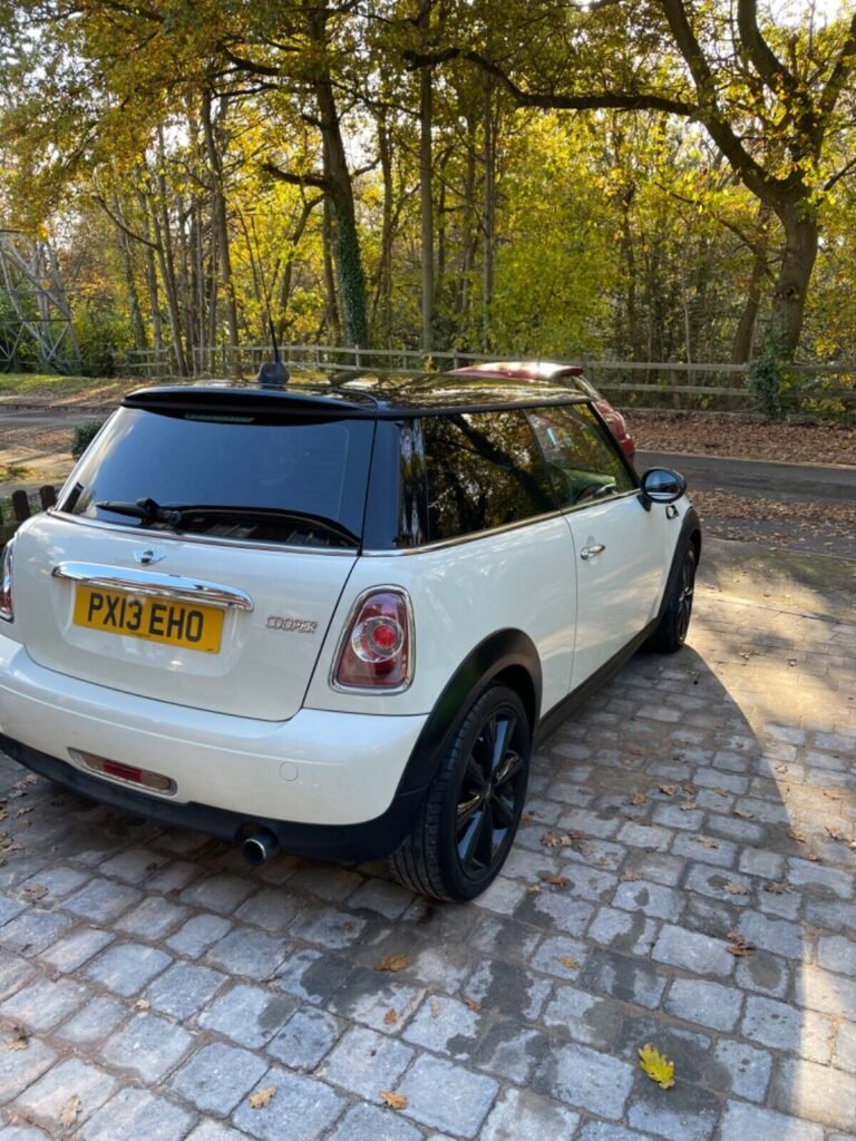 This 2010 Mini Hatch Cooper is a 3-door hatchback with a grey exterior and white colour interior. The car has had 3 previous owners and has a mileage of 82