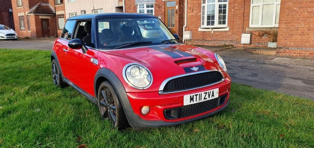 This Mini Cooper S is a sporty 3-door hatchback with a powerful 184 BHP engine