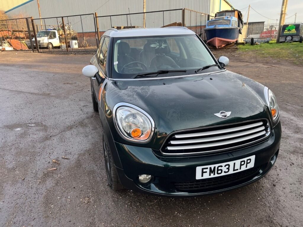 This stylish Mini Cooper Countryman is the perfect car for anyone who wants a nice automatic car. With its eye-catching green exterior and  brown Leather interior