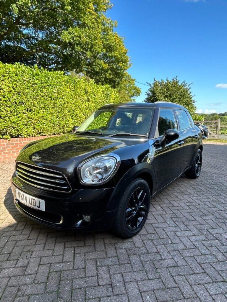 Mini countryman 2014 cooper d r60 black with 92k miles and 9 months MOT.