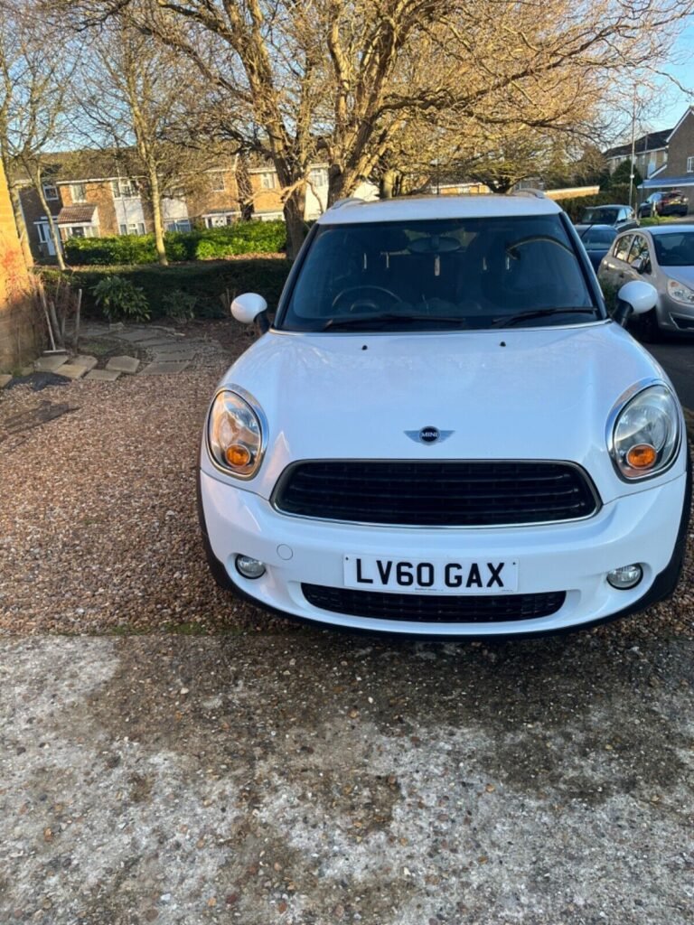 This Mini Countryman One is a 5-door hatchback with a manual transmission and a petrol engine. It has had only 1 previous owner and has a mileage of 131