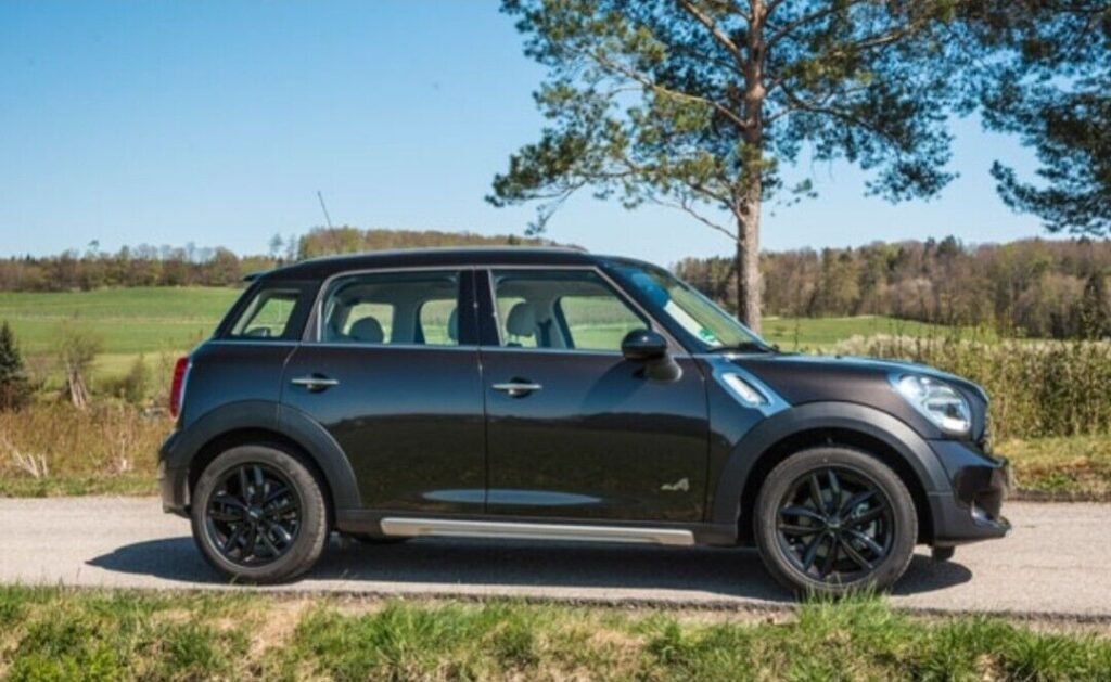 This Mini Cooper Countryman is a 5 door hatchback with a manual transmission and a 1598cc petrol engine. It has had 3 previous owners and has a mileage of 109000. The exterior colour is black and it was first registered on 27th March 2011. The V5C registration document is available. This car is the Countryman Cooper S All4 model and is manufactured by Mini. It has 5 doors and is suitable for those looking for a spacious and reliable car.